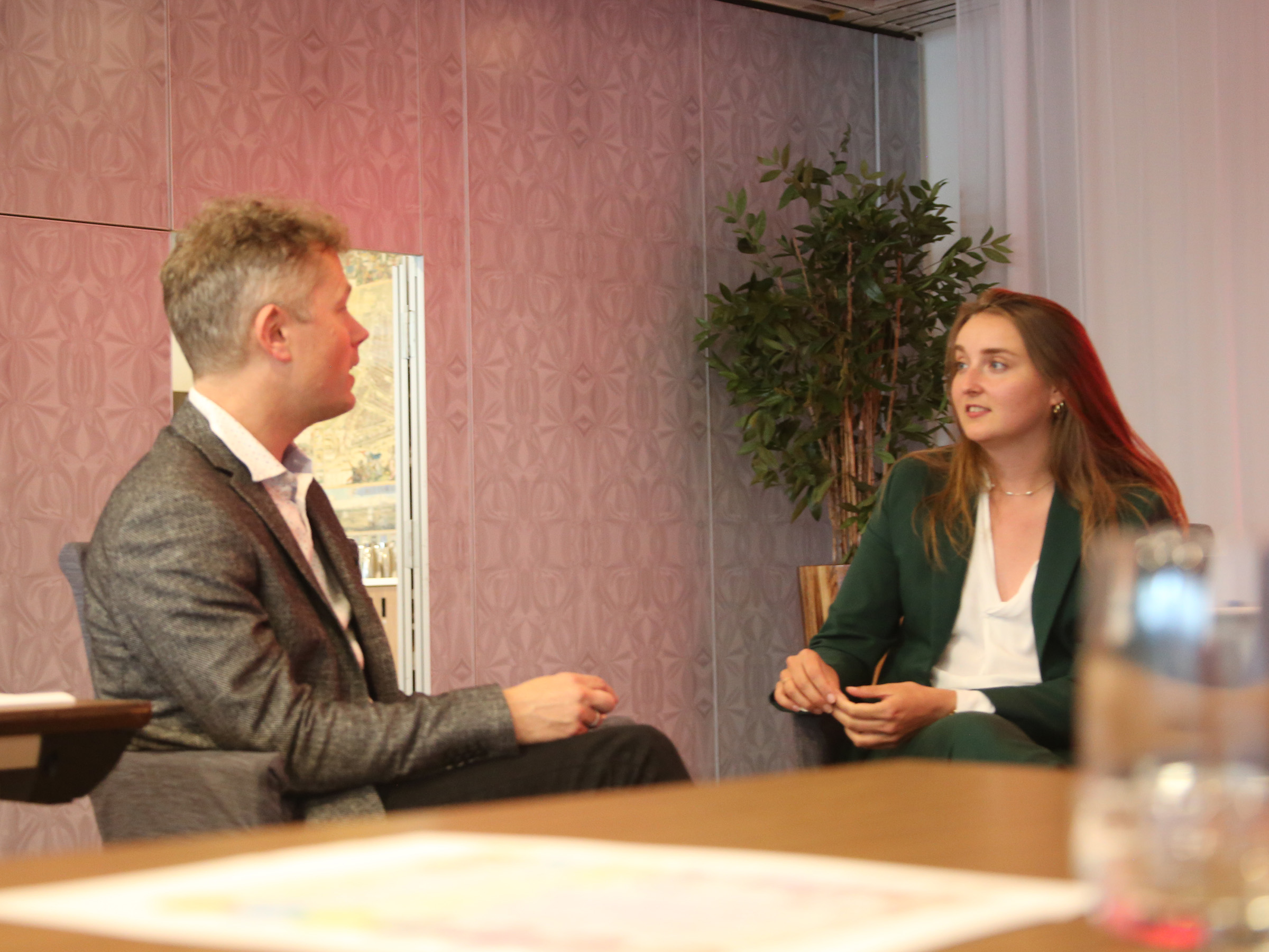 bew-1J4A4960 Twee personen in gesprek